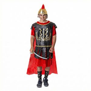 Hombre vestido con disfraz de soldado romano con armadura simulada, capa roja y casco.