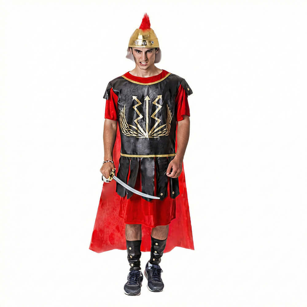 Hombre vestido con disfraz de soldado romano con armadura simulada, capa roja y casco.