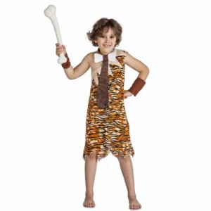 Niño de frente sonriendo sosteniendo un gran hueso de juguete luciendo el disfraz de troglodita infantil compuesto por túnica atigrada de picos, corbata marrón con detalle de hueso blanco y brazaletes de la tienda Disfraces Lucero.