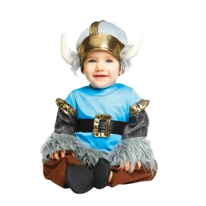 Bebé sentado y sonriendo de frente luciendo el disfraz de vikingo bebé de cinco piezas con casco de tela con cuernos, camisa azul con puños de pelo y pantalón marrón de la tienda Disfraces Lucero.