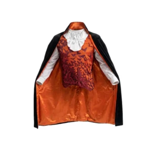 Conjunto de disfraz de vampiro cool bat para adulto de frente sobre fondo blanco, compuesto por camisa blanca con chaleco naranja de murciélagos, chorrera blanca y capa negra con forro interior naranja de la tienda Disfraces Lucero.
