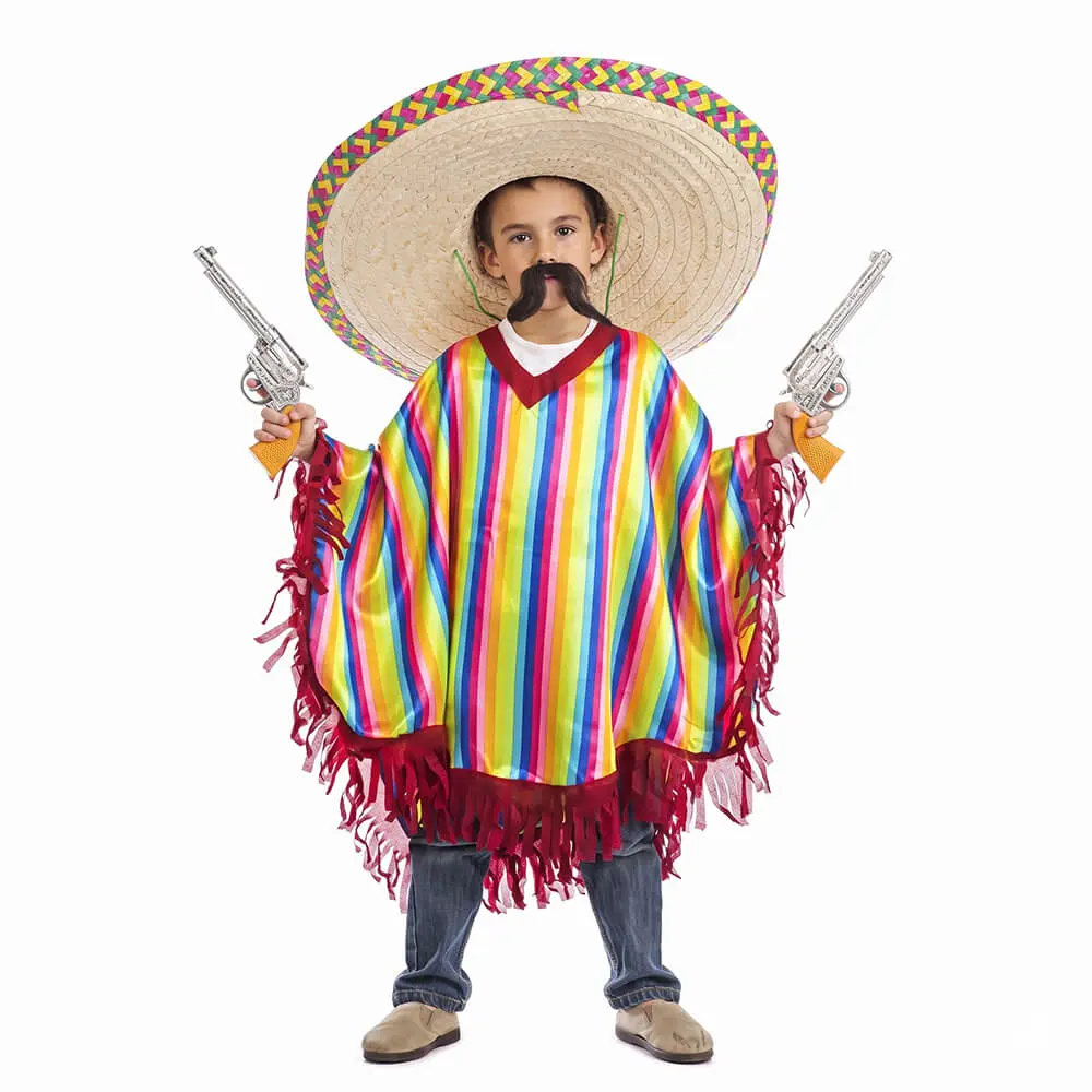 Niña de frente sonriendo con un gran sombrero de paja y dos pistolas de juguete luciendo el disfraz de mexicano infantil compuesto por un poncho de rayas multicolores con flecos rojos de la tienda Disfraces Lucero.