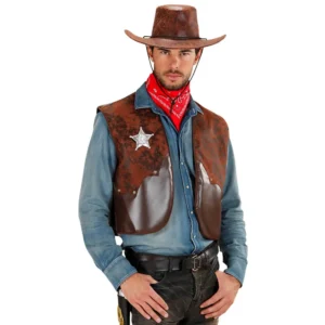 Hombre de frente con sombrero de cowboy marrón y pañuelo rojo luciendo el chaleco vaquero adulto de doble textura marrón con estrella de sheriff plateada de la tienda Disfraces Lucero.