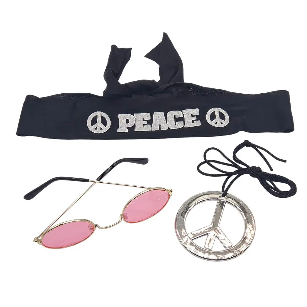 Set de accesorios para disfraz de hippie compuesto por una cinta negra para la cabeza con la palabra peace, unas gafas de sol ovaladas con cristales rosas y un colgante plateado de la paz de la tienda Disfraces Lucero.
