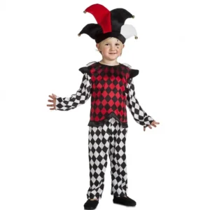 Niño posando con disfraz de Arlequín infantil con camisa de rombos rojos y negros, pantalón a cuadros y sombrero tricornio de Disfraces Lucero.