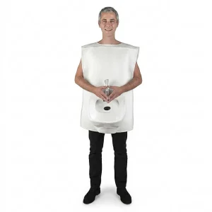 Hombre con el disfraz de bidé para adulto, un peto blanco con forma de sanitario y grifo, ideal para bromas y despedidas de soltero, de Disfraces Lucero Madrid.