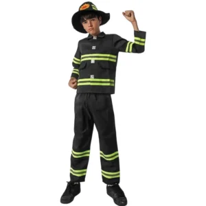 Niño posando con disfraz de Bombero negro infantil con cintas amarillas reflectantes y casco de Disfraces Lucero.