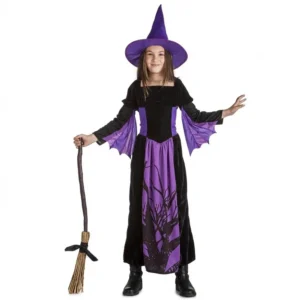 Niña posando con disfraz de Bruja del Bosque infantil con vestido largo negro y morado y sombrero cónico de Disfraces Lucero.