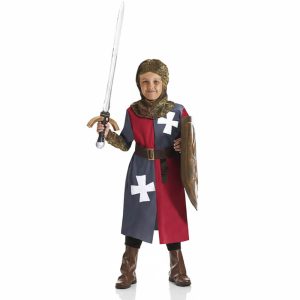 Niño vestido con disfraz de caballero medieval gris y rojo sosteniendo una espada y escudo.