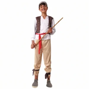 Niño de frente sonriendo sosteniendo un bastón de madera y luciendo el disfraz de campesino medieval infantil compuesto por camiseta blanca con chaleco marrón, pantalón beige, fajín rojo, pañuelo de cabeza y cintas en los tobillos de la tienda Disfraces Lucero.