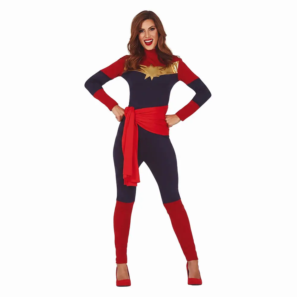 Mujer posando de frente con las manos en las caderas luciendo el disfraz de capitana espacial de la tienda Disfraces Lucero, compuesto por un mono ajustado de color azul marino y rojo con una estrella dorada brillante en el pecho y un fajín de tela roja atado a la cintura.