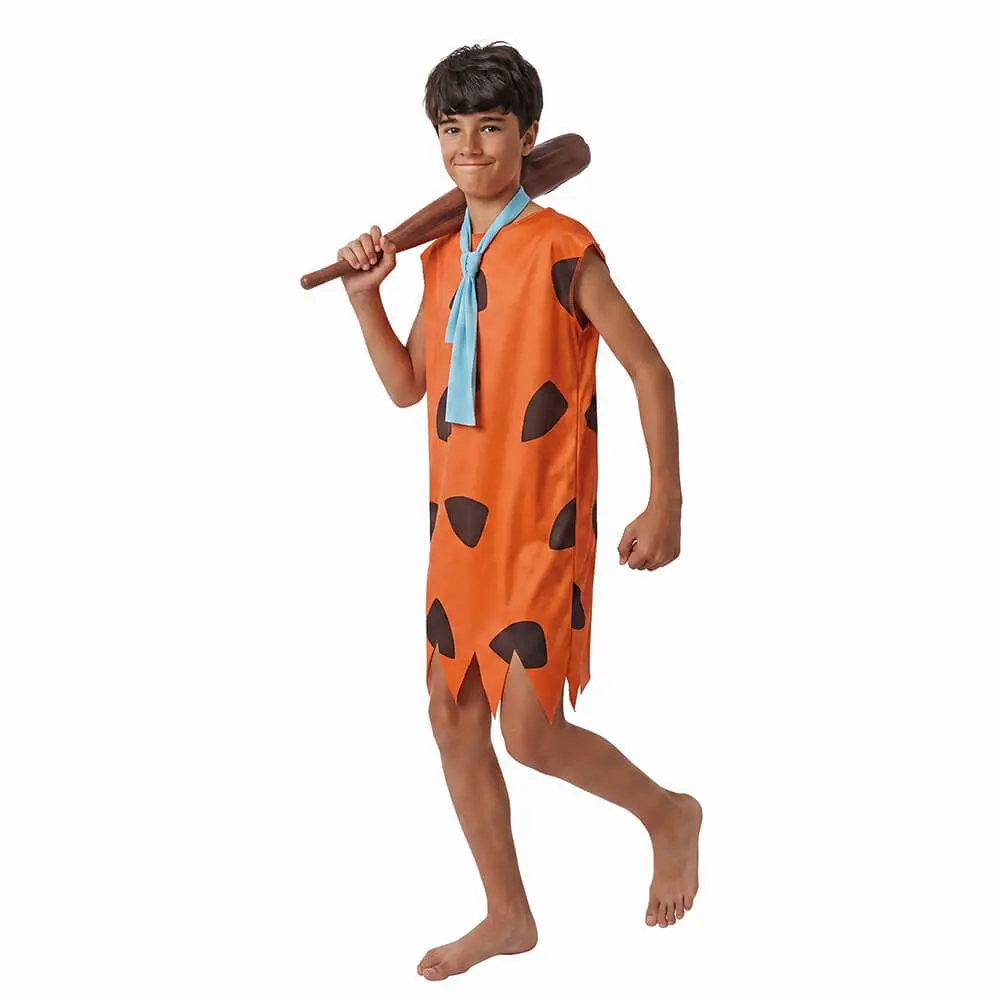 Niño de frente gritando alegremente con un brazo alzado sosteniendo un garrote inflable marrón y luciendo el disfraz de cavernícola infantil compuesto por una túnica naranja con manchas negras y corbata azul claro de la tienda Disfraces Lucero.