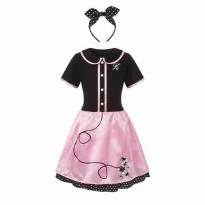 Niña de frente sonriendo con los brazos en jarra luciendo el disfraz de chica años 50s infantil con vestido de falda rosa con dibujo de caniche, corpiño negro de botones y diadema con lazo de la tienda Disfraces Lucero.