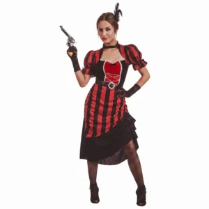 Mujer posando de frente con una mano en la cadera sosteniendo un revólver de juguete luciendo el disfraz de chica del viejo oeste de la tienda Disfraces Lucero compuesto por un vestido de rayas rojas y negras con corpiño de terciopelo, cinturón negro y tocado de pluma en la cabeza.