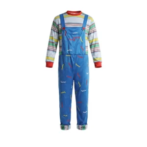 Mono entero de una pieza para adulto del disfraz de muñeco asesino de la tienda Disfraces Lucero, de color azul con tirantes estampados y dibujos infantiles de colores, botones rojos falsos, mangas de rayas horizontales de colores con puños rojos y dobladillos en los bajos del pantalón.