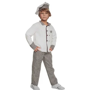 Niño de frente posando con las manos en las caderas luciendo el disfraz de cocinero infantil con camisa blanca, pantalón a cuadros y gorro de chef de la tienda Disfraces Lucero.