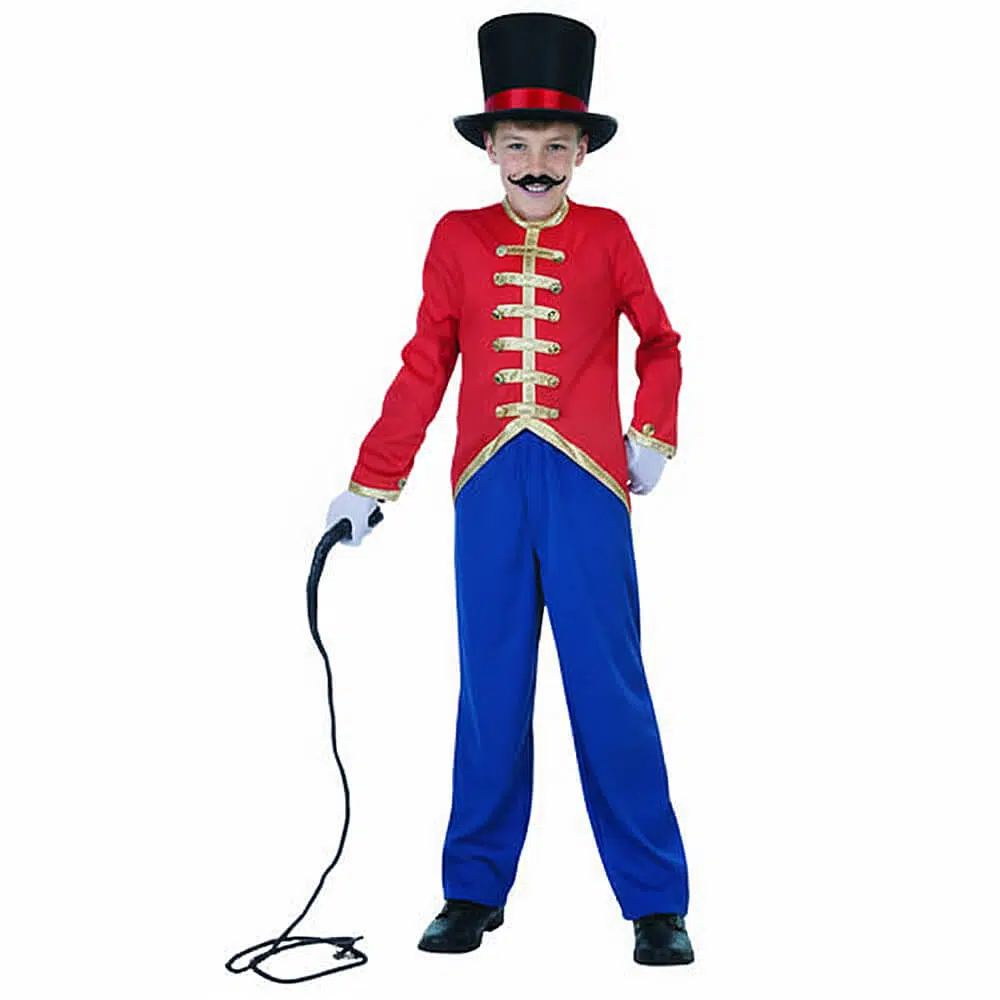 Niño con disfraz de domador de circo con casaca roja, pantalón y sombrero de copa negro.