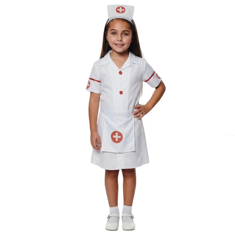 Niña vestida con el disfraz de enfermera blanco y rojo de Disfraces Lucero, incluyendo cofia y diadema a juego.