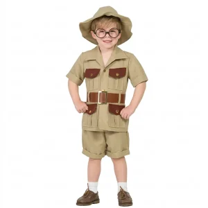Niño con disfraz de explorador infantil compuesto por camisa beige con detalles marrones, cinturón, pantalón corto y sombrero de safari, de Disfraces Lucero Madrid.