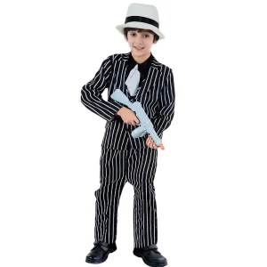 Niño vestido con el disfraz de gángster negro con raya diplomática de Disfraces Lucero, incluyendo sombrero y bufanda.