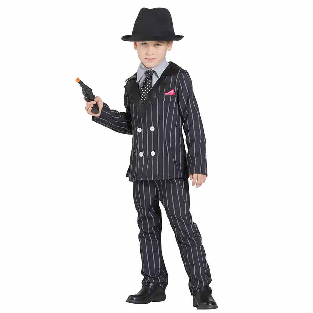 Niño de espaldas y de frente luciendo el disfraz de gánster infantil con chaqueta y pantalón a raya diplomática de la tienda Disfraces Lucero.