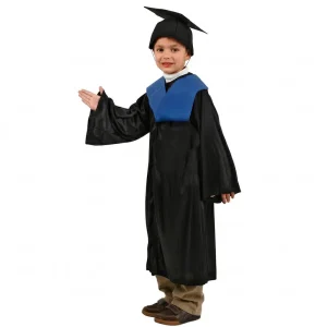 Niño de frente sonriendo señalando hacia un lado luciendo el disfraz de graduado infantil con toga negra, banda azul y birrete de la tienda Disfraces Lucero.