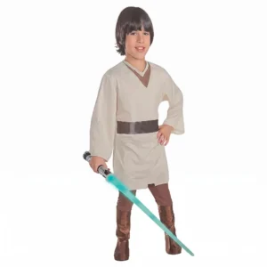 Niño de frente sonriendo sosteniendo una espada láser de juguete azul y luciendo el disfraz de guerrero jedi infantil con túnica beige, pantalón marrón y cubrebotas de la tienda Disfraces Lucero.