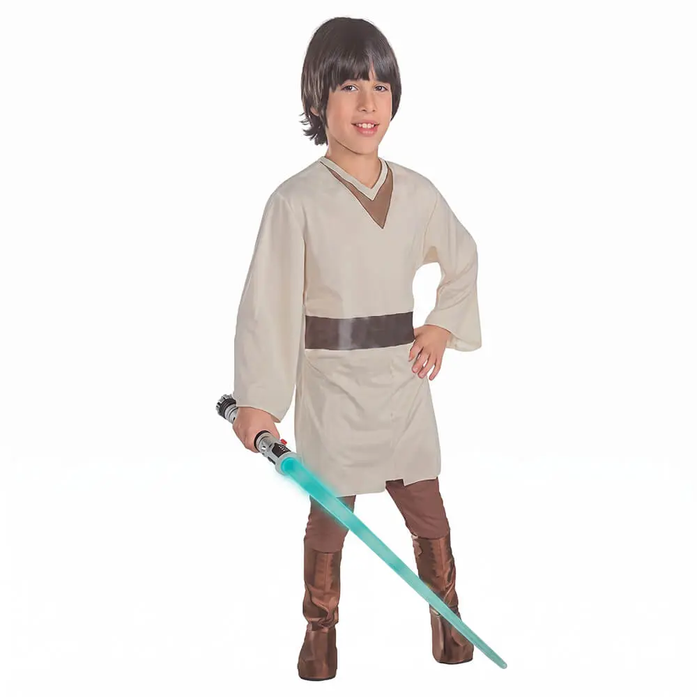 Niño de frente sonriendo sosteniendo una espada láser de juguete azul y luciendo el disfraz de guerrero jedi infantil con túnica beige, pantalón marrón y cubrebotas de la tienda Disfraces Lucero.
