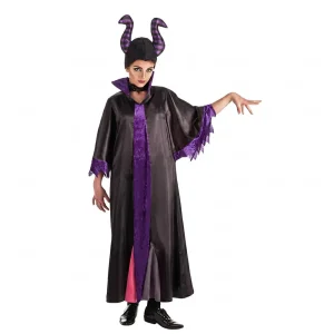 Niña vestida con el disfraz de hada malvada negra y morada de Disfraces Lucero, incluyendo el tocado de cuernos.
