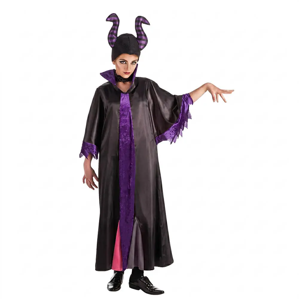 Niña vestida con el disfraz de hada malvada negra y morada de Disfraces Lucero, incluyendo el tocado de cuernos.