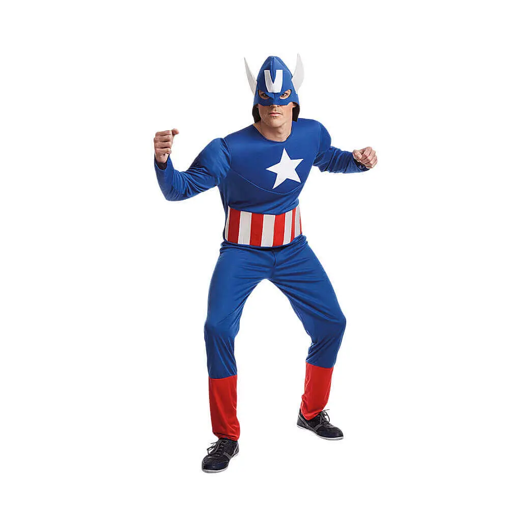 Hombre de frente posando de perfil luciendo el disfraz de Capitán Americano para adulto de la tienda Disfraces Lucero, compuesto por un mono elástico de color azul con una estrella blanca en el pecho, barras rojas y blancas en la cintura, y un gorro azul con aberturas para los ojos.