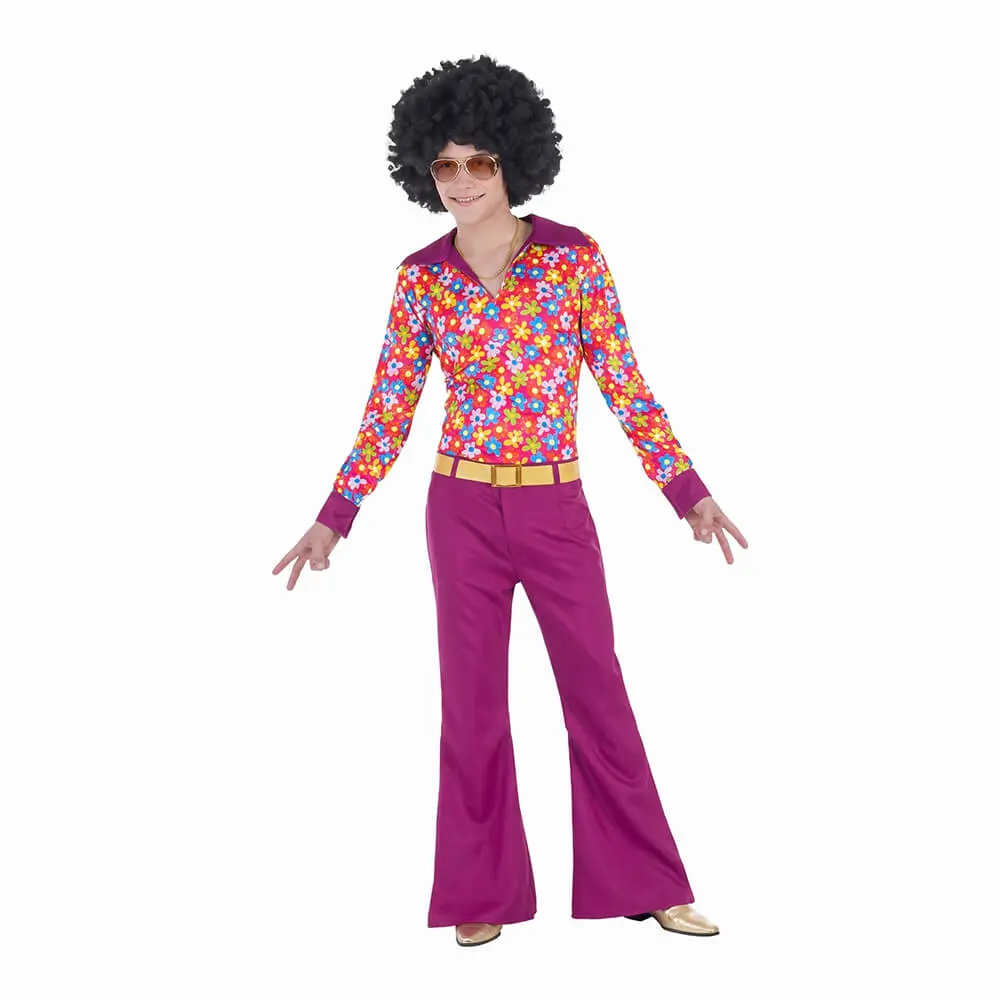 Hombre de frente posando con una mano en la cadera luciendo el disfraz de hippie años 70 de flores de la tienda Disfraces Lucero, compuesto por camisa con estampado de flores multicolor, pantalón de campana magenta, cinturón dorado, gafas de sol y peluca afro negra.