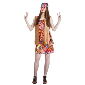 Mujer posando de frente con gesto alegre sonriendo y luciendo el disfraz de chica hippie para adulta de la tienda Disfraces Lucero, compuesto por un vestido corto psicodélico con mangas acampanadas, chaleco marrón de flecos y cinta elástica en el pelo.