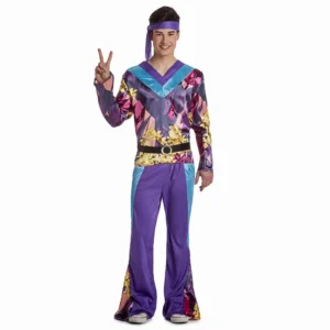 Hombre sonriendo de frente con los dedos en posición de saludo de la paz, luciendo el disfraz de hippie morado disc para adulto compuesto por camisa morada con estampado de flores amarillas, pantalón de campana morado y cian, cinturón negro con hebilla plateada y cinta morada en la cabeza de la tienda Disfraces Lucero.