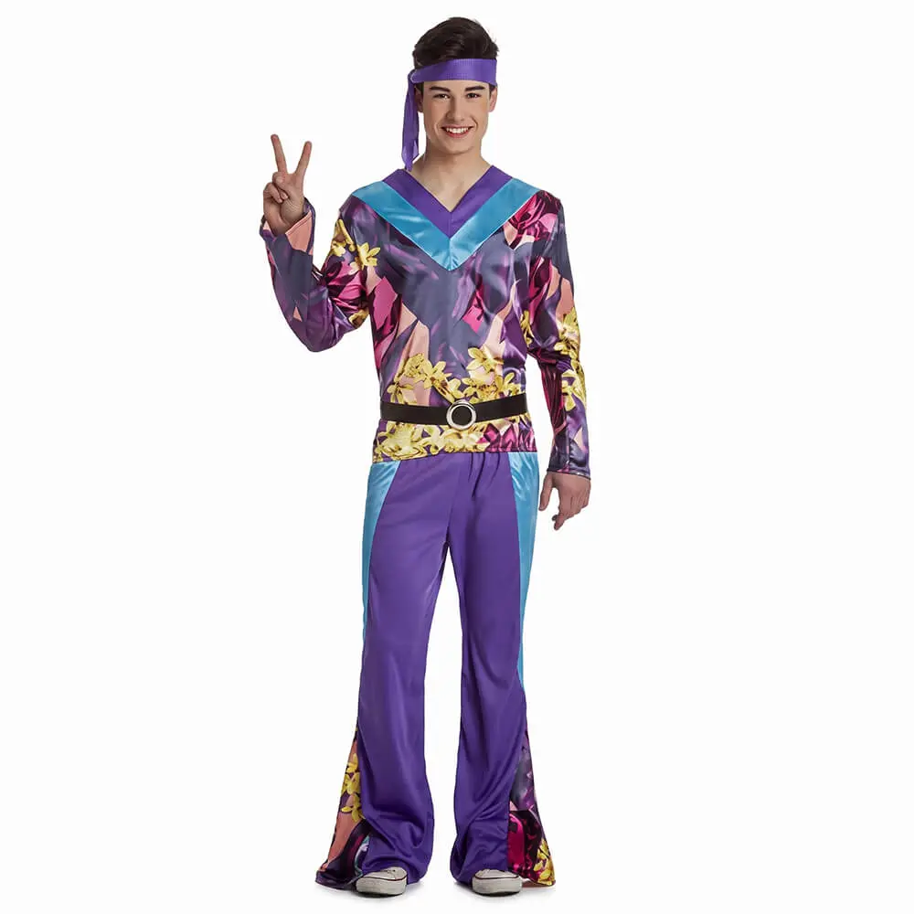 Hombre sonriendo de frente con los dedos en posición de saludo de la paz, luciendo el disfraz de hippie morado disc para adulto compuesto por camisa morada con estampado de flores amarillas, pantalón de campana morado y cian, cinturón negro con hebilla plateada y cinta morada en la cabeza de la tienda Disfraces Lucero.