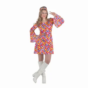 Mujer de frente posando con una mano en la cadera haciendo el gesto de victoria, luciendo el disfraz de hippie mujer años 70 de flores de la tienda Disfraces Lucero compuesto por un vestido corto de flores multicolor con mangas de campana, cinta del pelo, gafas, collar de la paz y botas blancas.