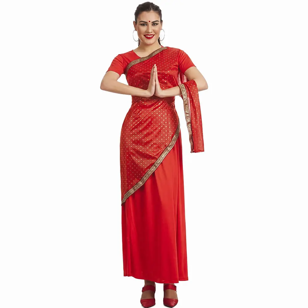 Mujer sonriendo de frente con las manos juntas en posición de saludo luciendo el disfraz de actriz india Bollywood adulto compuesto por top corto, falda larga roja con cenefa dorada y sari drapeado de la tienda Disfraces Lucero.