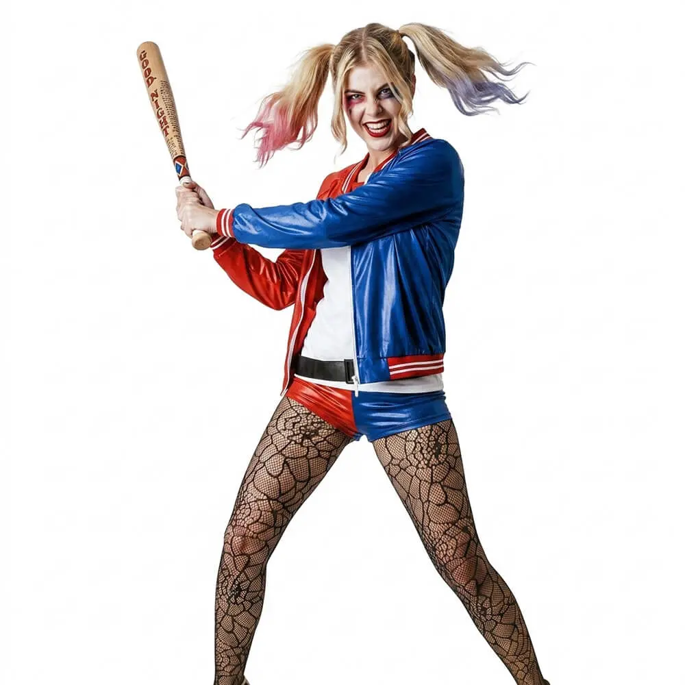 Mujer posando con disfraz de Princesa Arlequina compuesto por chaqueta bicolor, shorts y cinturón de Disfraces Lucero.