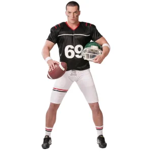 Hombre de frente posando en posición firme sosteniendo un balón de rugby y un casco verde luciendo el disfraz de jugador de fútbol americano quarterback con camiseta negra 69 y pantalón blanco de la tienda Disfraces Lucero.