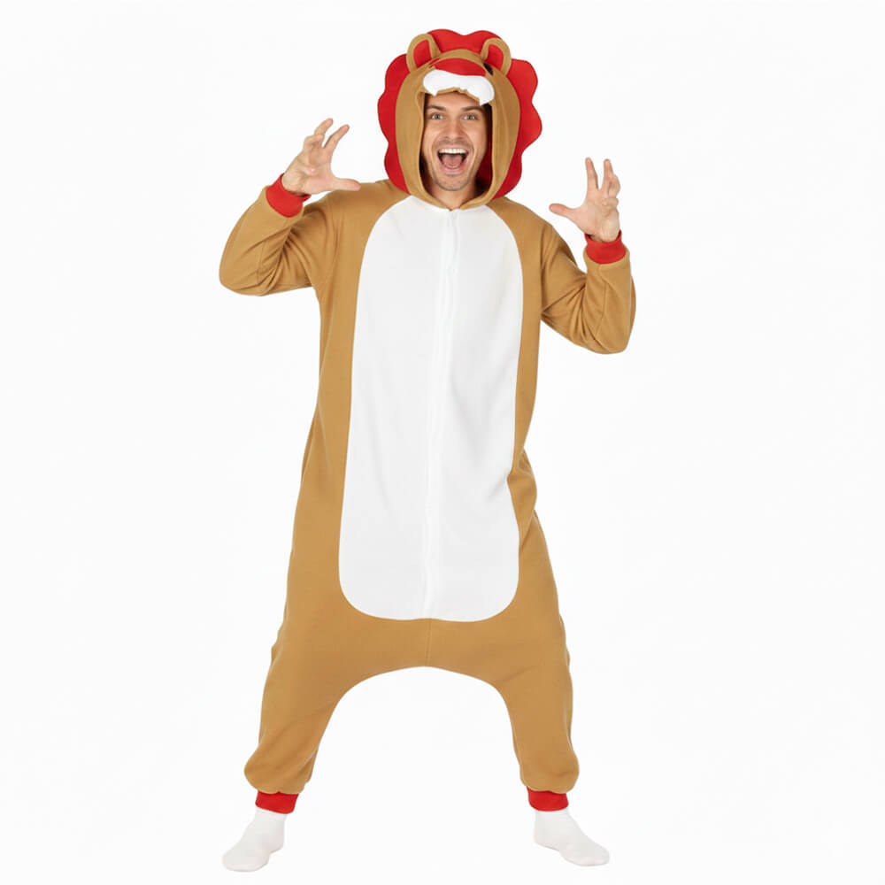 Persona con disfraz de león de una pieza en color ocre con capucha de melena marrón