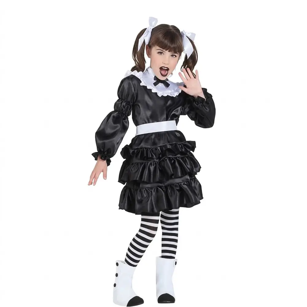 Niña posando con disfraz de Lolita Gótica infantil con vestido negro de volantes, medias a rayas y cubrebotas blancos de Disfraces Lucero.