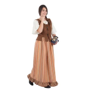 Mujer posando de frente con una mano en la cadera luciendo el disfraz de mesonera medieval adulto compuesto por una camisa blanca de hombros descubiertos, corpiño negro con cordones y falda larga verde de la tienda Disfraces Lucero.
