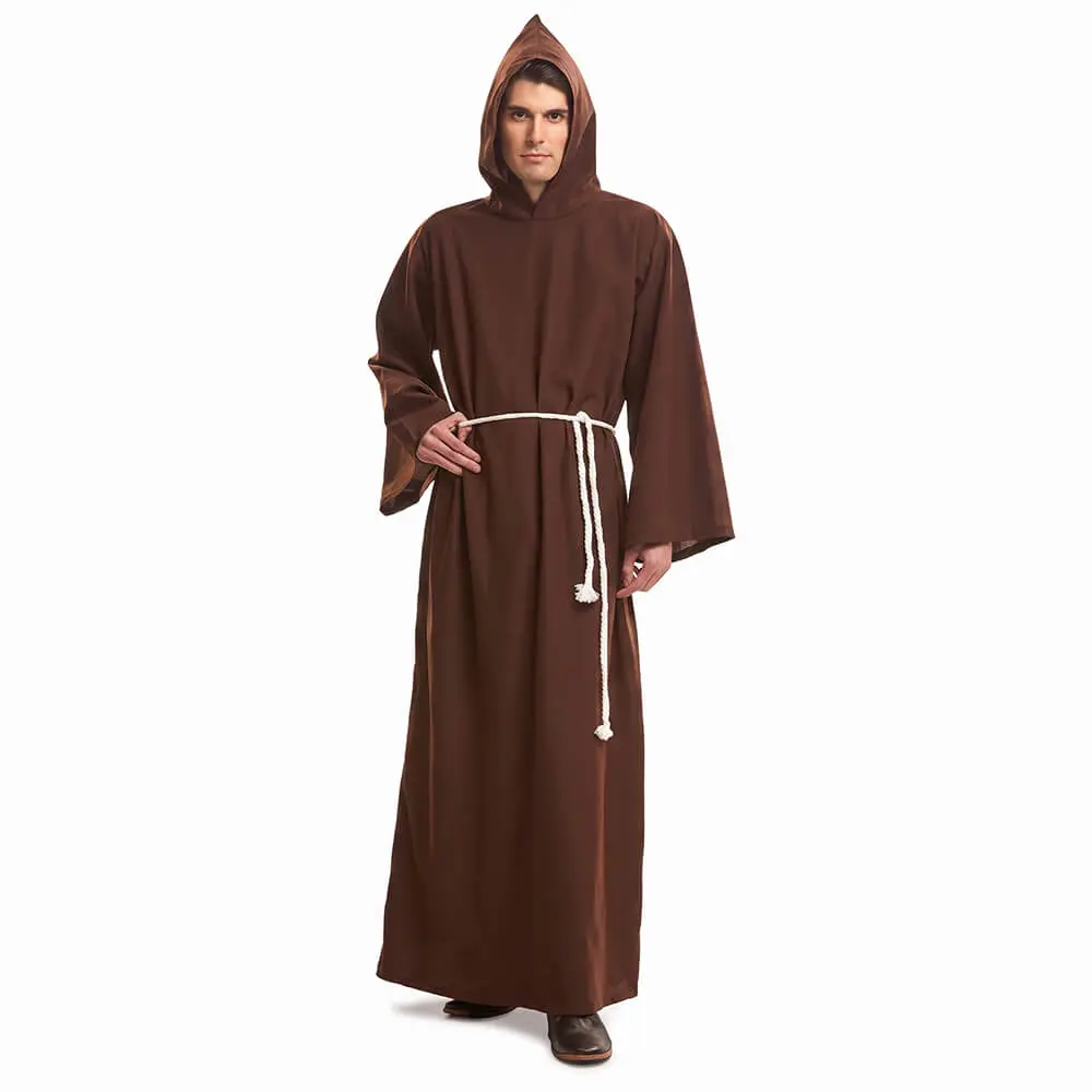 Hombre de frente posando con una mano en la cadera luciendo el disfraz de monje marrón adulto compuesto por túnica larga con capucha integrada de color marrón chocolate y cordón de cintura blanco de la tienda Disfraces Lucero.