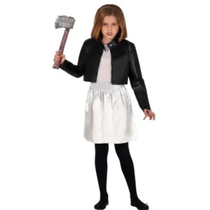 Niña posando con disfraz de Muñeca Diabólica Killer Doll compuesto por vestido blanco y cazadora negra de Disfraces Lucero.