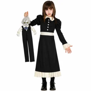 Niña posando con disfraz de Niña Fantasma victoriana con vestido largo negro, cuello y puños crema de Disfraces Lucero.
