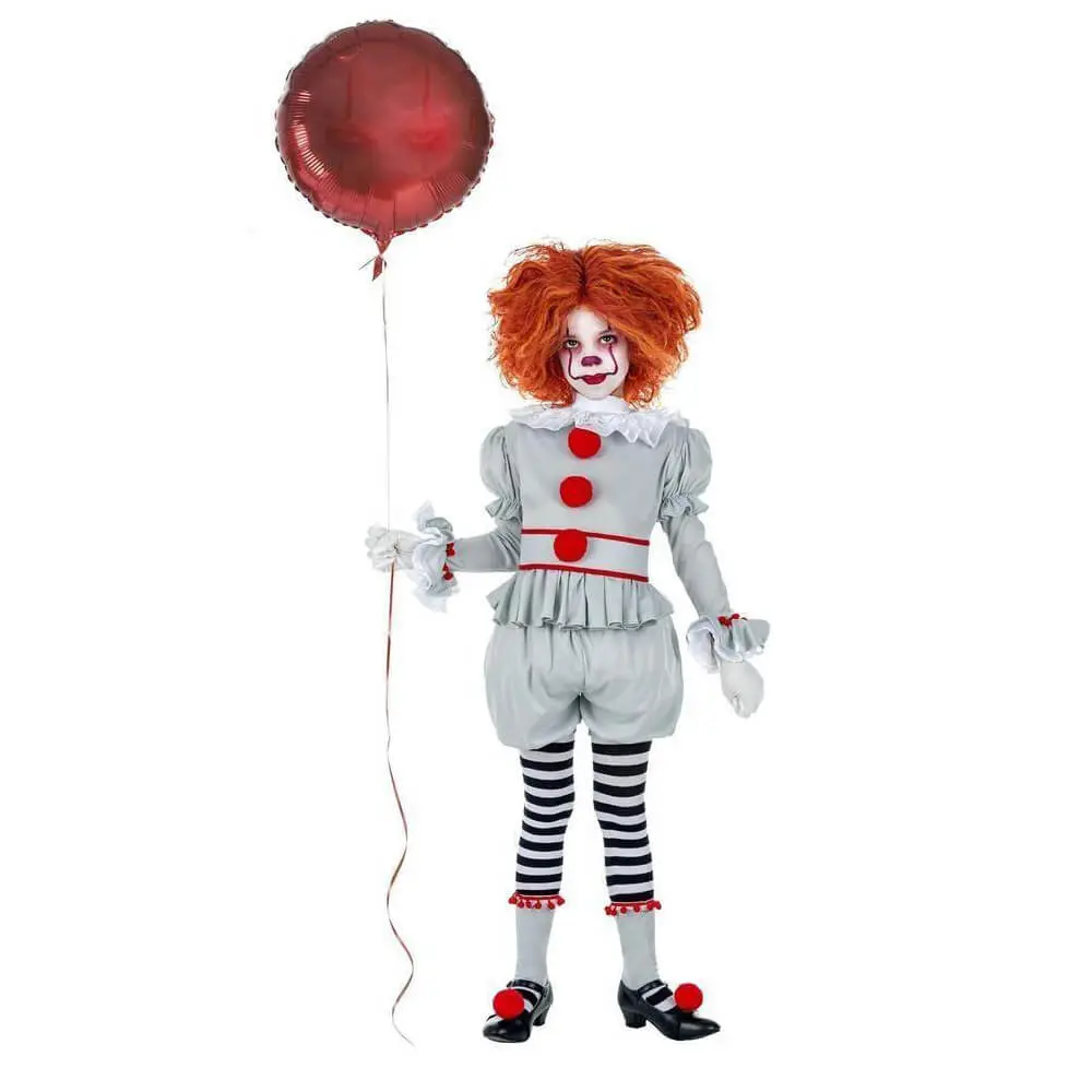 Niña posando con disfraz de Payasa Mala infantil gris con pompones rojos, cuello de volantes y pantalón bombacho de Disfraces Lucero.