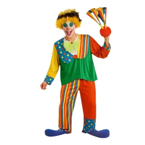 Hombre posando con un disfraz de payaso multicolor que incluye camisa tipo levita con pajarita verde y pantalón a rayas y lunares, de Disfraces Lucero Madrid.