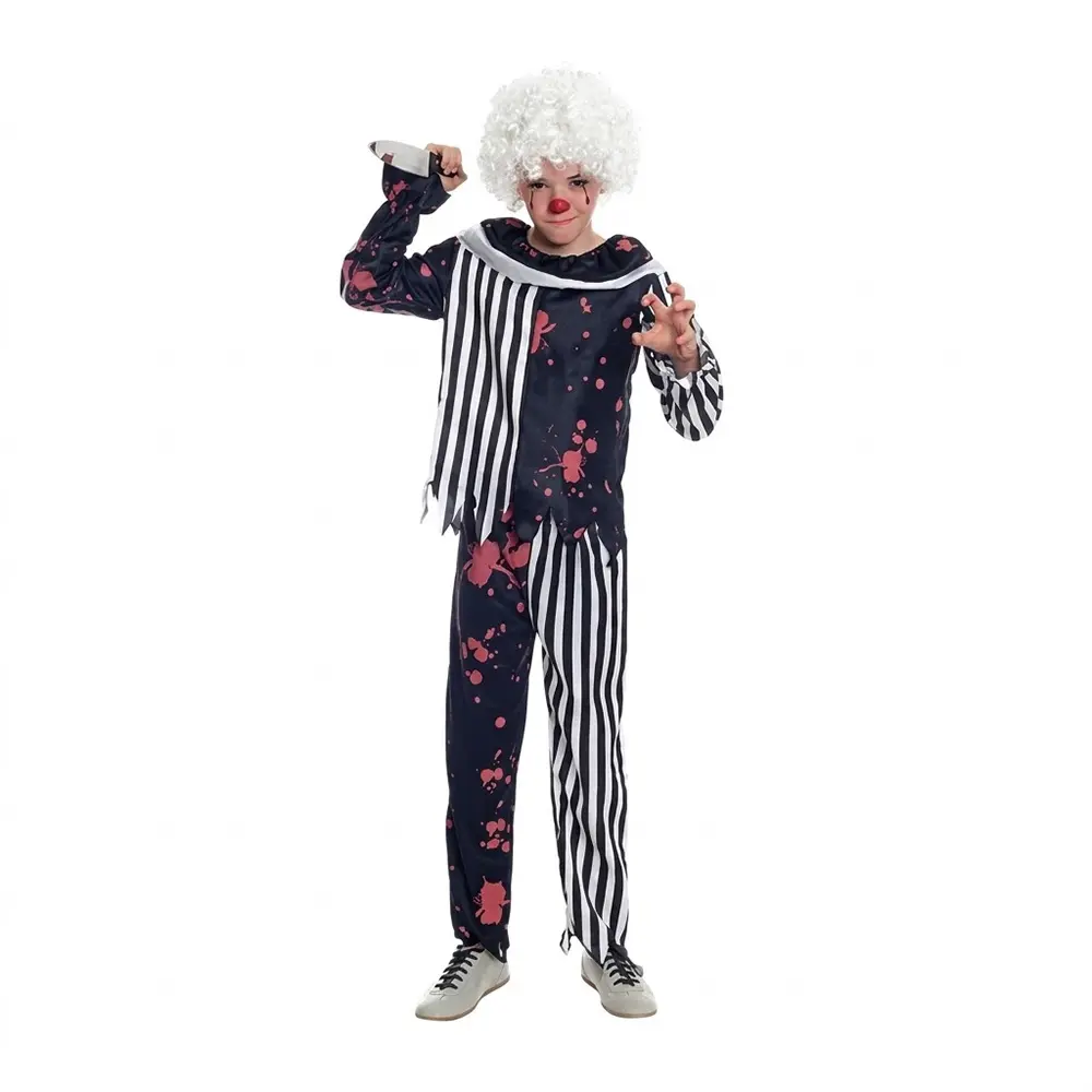 Niño posando con disfraz de Payaso Sangriento infantil compuesto por camiseta y pantalón de rayas con manchas de sangre de Disfraces Lucero.