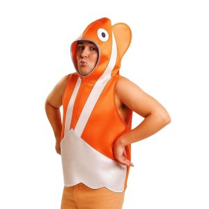 Persona con disfraz de pez naranja acolchado de una sola pieza con aletas y medidas amplias.