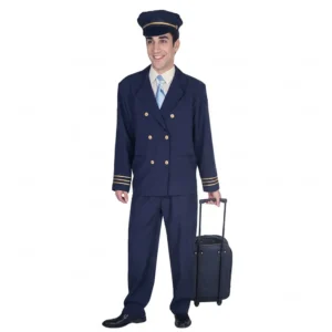 Hombre sonriendo de frente sosteniendo una maleta de mano tipo trolley de cabina negra y luciendo el disfraz de piloto comercial de avión para adulto compuesto por americana cruzada azul marino con botones y galones dorados, camisa crema, corbata de rayas, pantalón de vestir y gorra con cordón dorado de la tienda Disfraces Lucero.